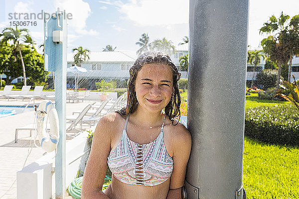 Ein Teenager-Mädchen im Bikini lächelt in die Kamera