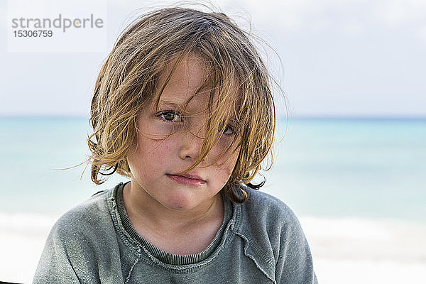 5 Jahre alter Junge am Strand