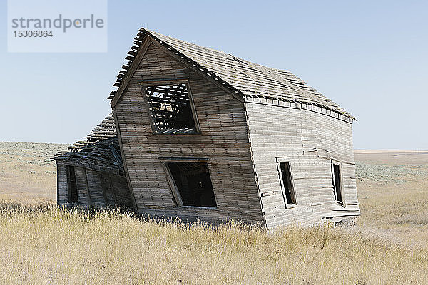 Verlassenes Bauernhaus in weitläufigem Grasland  Whitman County  Palouse  Washington  USA.