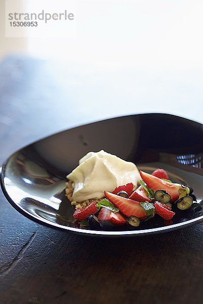 Feinschmecker-Dessert aus Erdbeeren und Sahne