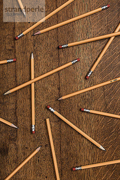Ansicht von oben Bleistifte auf Holzoberfläche