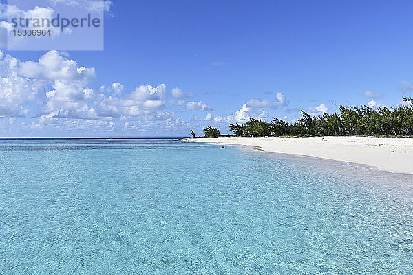 Idyllischer  ruhiger blauer Ozean und sonniger Strand  Grand Turk Island  Turks- und Caicosinseln