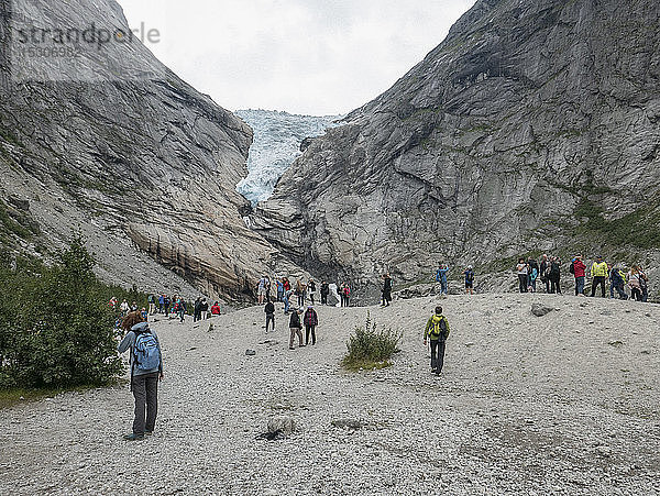 Touristen am Jostedalsbreen-Gletscher  Jostedalsbreen-Nationalpark  Briksdalsbreen  Norwegen