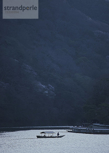 Boot auf ruhigem Fluss  Arashiyama Park  Nakanoshima-Gebiet  Kyoto  Japan