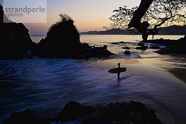 Silhouette Junge mit Surfbrett am Strand  Sayulita  Nayarit  Mexiko