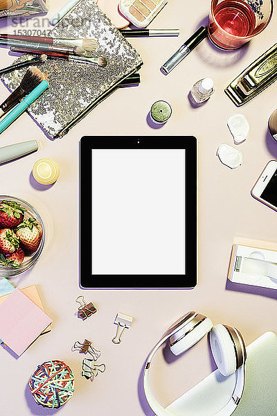 Ansicht des Formulars über dem digitalen Tablet  umgeben von persönlichen Gegenständen