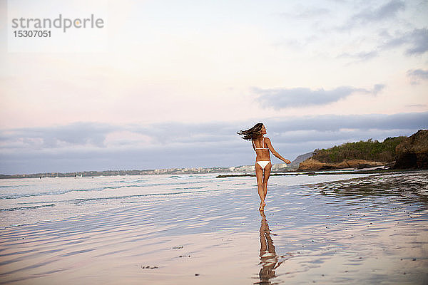 Unbeschwerte Frau im Bikini läuft am Strand  Sayulita  Nayarit  Mexiko