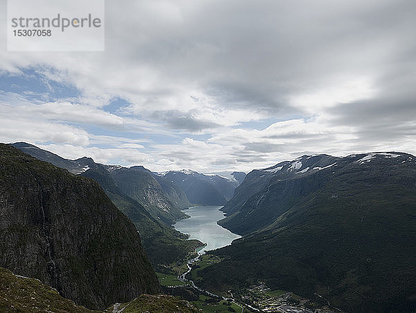 Majestätische Aussicht auf Berge und Fluss  Olden  Norwegen
