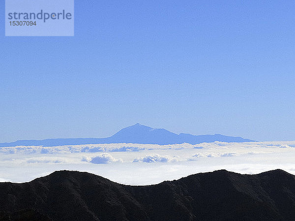 Luftaufnahme Berg gegen blauen Himmel über Wolken  Santa Cruz de La Palma  Spanien