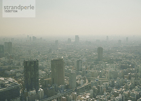 Sonnige  smogige Stadtansicht  Tokio  Japan