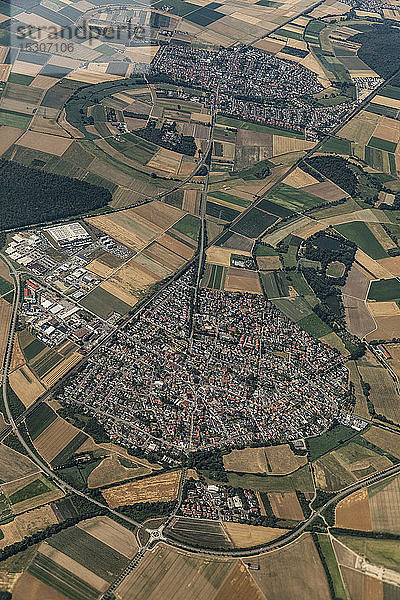 Luftaufnahme Stadt  umgeben von ländlichen Feldern  Frankfurt  Deutschland