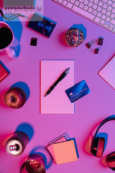 Ansichtsformular über Notizblock  Stift und Kreditkarte auf dem Schreibtisch
