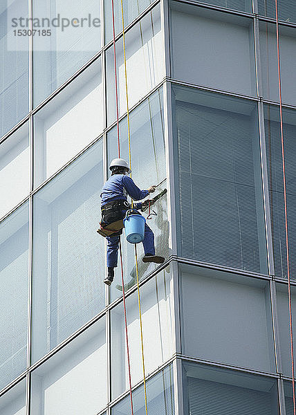 Fensterwaschanlage mit Seilzug reinigt Fenster in Hochhäusern