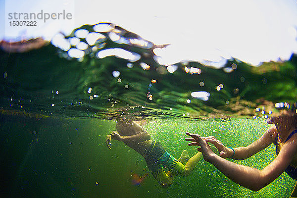 Unterwasseransicht von Kindern beim Schwimmen im See