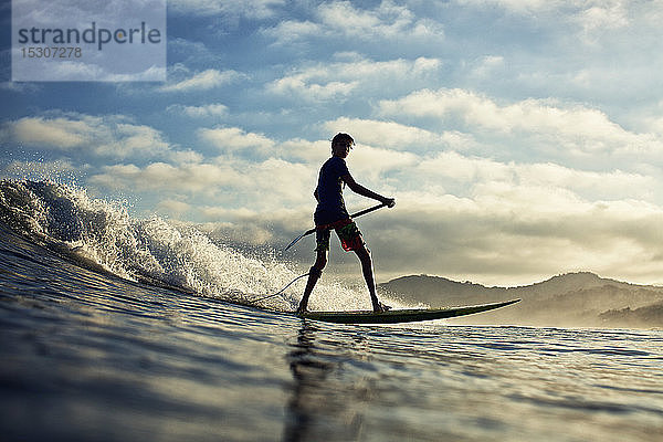 Silhouette Junge Paddleboarding über Ozean Welle  Sayulita  Nayarit  Mexiko