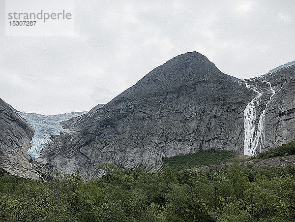 Aussicht auf den Jostedalsbreen-Gletscher und den Wasserfall  Jostedalsbreen-Nationalpark  Norwegen