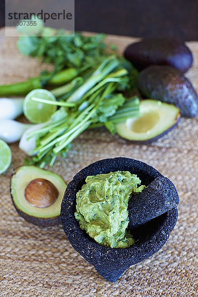 Nahaufnahme hausgemachte  frische Guacamole im Mörser