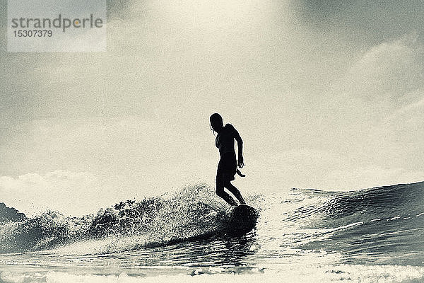 Surferin reitet auf einer Meereswelle  San Pancho  Nayarit  Mexiko