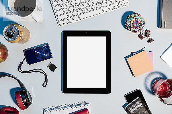 Ansicht des Formulars über dem digitalen Tablet  umgeben von Büromaterial auf dem Schreibtisch