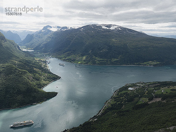 Blick auf idyllische grüne Klippen und Fjord  Olden  Norwegen