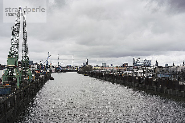 Handelsdocks und Hafen mit Blick auf Hamburg  Deutschland