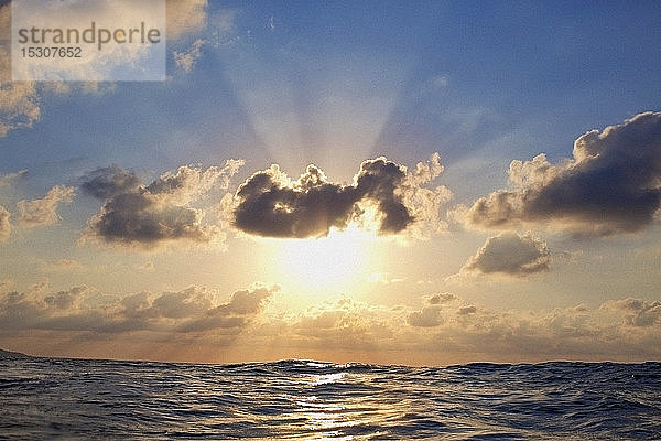 Ruhiger Sonnenuntergang bei bewölktem Himmel über dem Meer  Sayulita  Nayarit  Mexiko