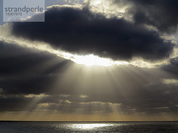 Sonnenstrahlen brechen durch den stürmischen Himmel über dem Meer  Santa Cruz de La Palma  Spanien