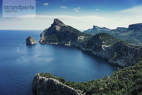 Sonnige Aussicht auf das Meer und die Klippen  Cap de Formentor  Mallorca  Balearen  Spanien