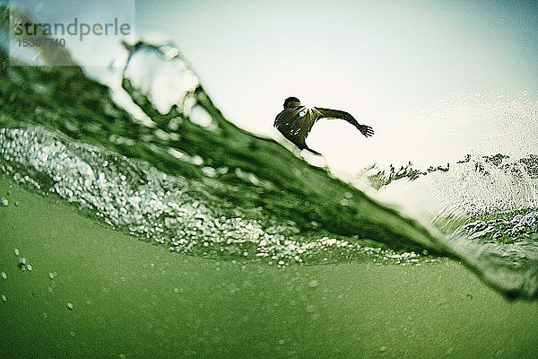 Männlicher Surfer macht Cutback von hinten Ozean Welle