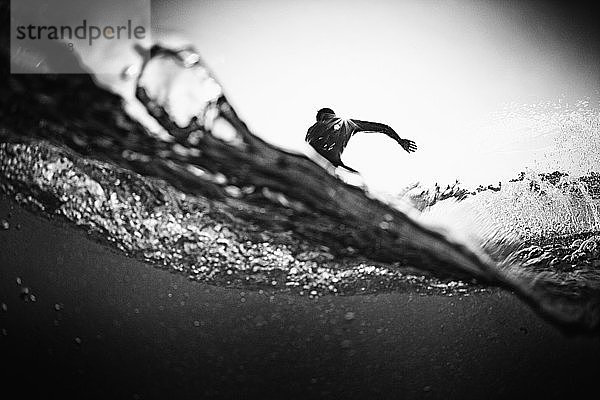 Männlicher Surfer macht Cutback von hinten Ozean Welle