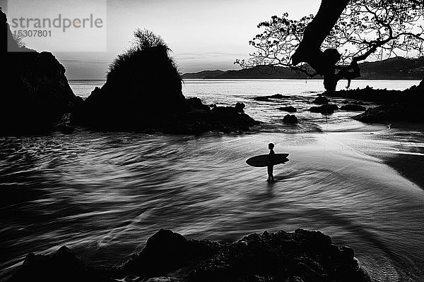 Silhouette Junge mit Surfbrett am Strand  Sayulita  Nayarit  Mexiko