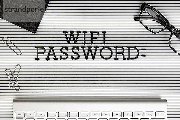 Ansicht des Formulars über 'Wifi Password' auf dem Schreibtisch über der Computertastatur