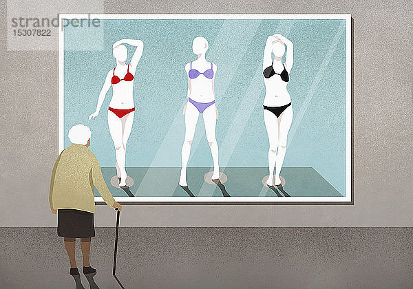 Ältere Frau betrachtet Bikinis auf Schaufensterpuppen Foto in Kunstgalerie