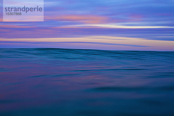 Ruhiger blauer und rosa Ozean und Himmel bei Sonnenaufgang  Sayulita  Nayarit  Mexiko