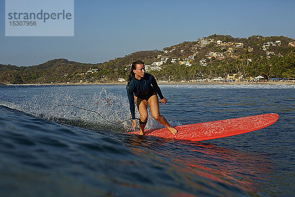Surferin reitet auf einer Meereswelle  Sayulita  Nayarit  Mexiko