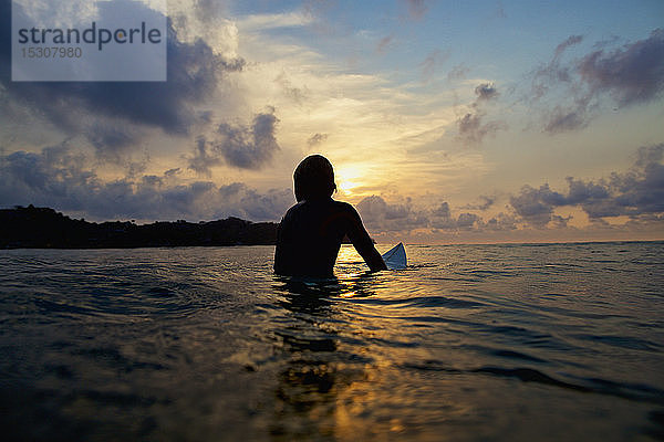 Silhouette Surfer sitzt auf Surfbrett in ruhigen Ozean bei Sonnenuntergang  Sayulita  Nayarit  Mexiko