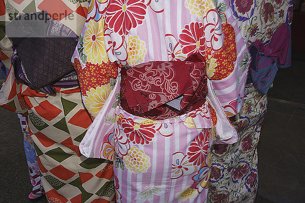 Geishas in mehrfarbigen Kimonos  Kyoto  Japan