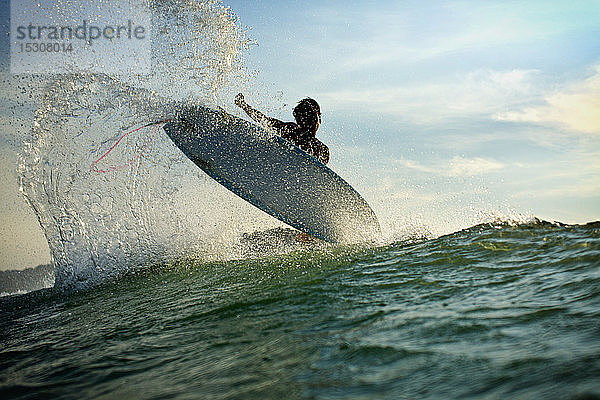 Surfer fängt Luft hinter der Welle auf dem Meer  Sayulita  Nayarit  Mexiko