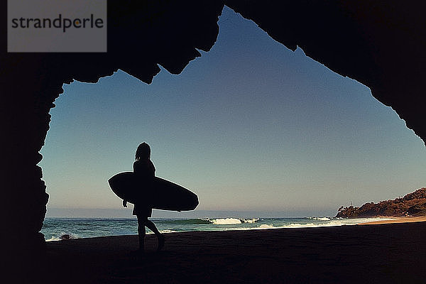 Silhouette einer Surferin in einer Höhle am sonnigen Strand  Sayulita  Nayarit  Mexiko