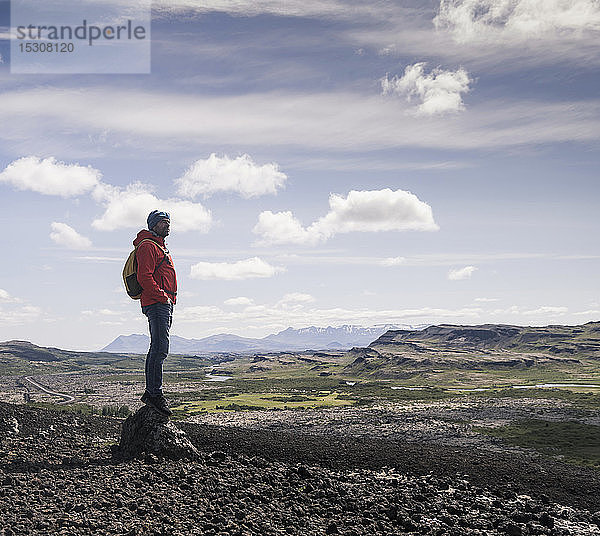 Wanderer in Vesturland  Island  stehend und Landschaft betrachtend