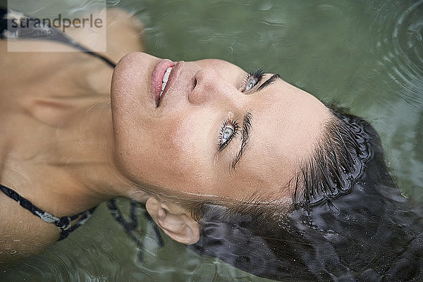 Porträt einer im Wasser schwimmenden Frau