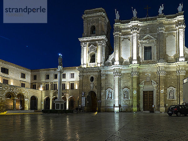 Beleuchtete Kathedrale in Brindisi gegen den klaren blauen Himmel bei Nacht