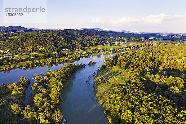 Isarmündung in die Donau bei Deggenau  Niederbayern  Deutschland