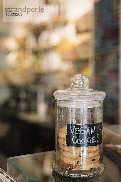 Vegane Kekse auf der Theke eines Cafés