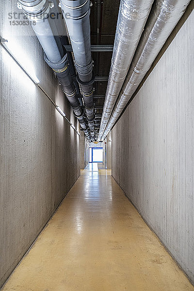 Rohre über einem leeren Korridor innerhalb der Fabrik  Stuttgart  Deutschland