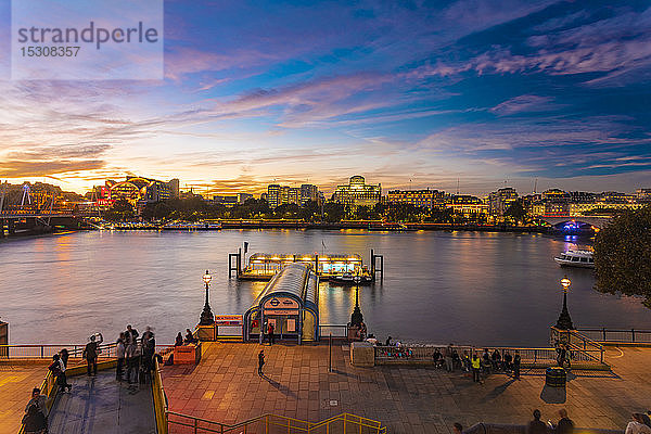 Skyline der Londoner Stadt mit dem Fährbahnhof Festival Pier  London  UK