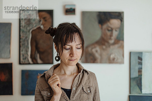 Porträt einer Malerin in ihrem Atelier