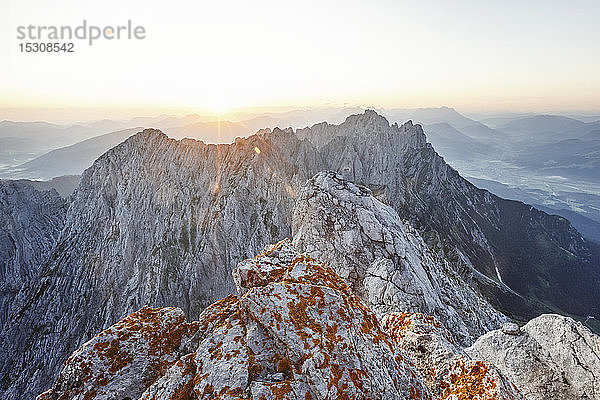 Blick vom Ellmauer Halt bei Sonnenaufgang  Wilder Kaiser  Ellmauer Halt  Tirol  Österreich