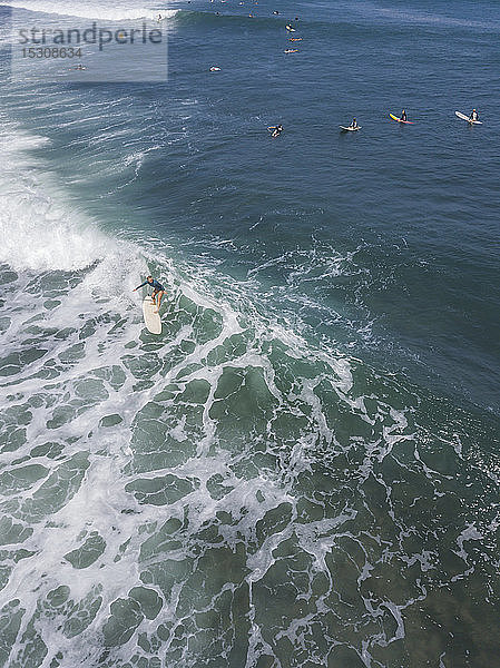 Luftaufnahme einer Surferin  Bali  Indonesien