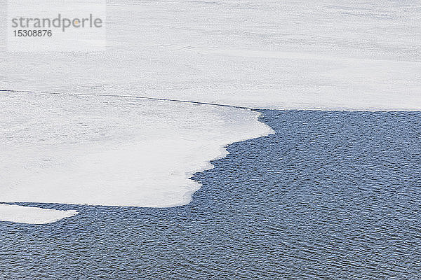 Hochwinkelaufnahme von gefrorenem Eis  das am sonnigen Tag auf dem Ashokan-Stausee schwimmt